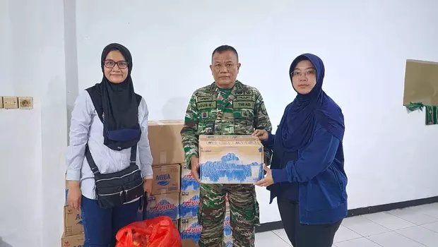 Fajriyah Usman, VP CSR SMEPP Pertamina, menyerahkan bantuan cepat kepada warga terdampak di Plumpang, Jumat (3/3). Bantuan cepat tanggap diberikan dalam bentul air minum, makanan ringan, makanan cepat saji, kasur selimut dan masker.