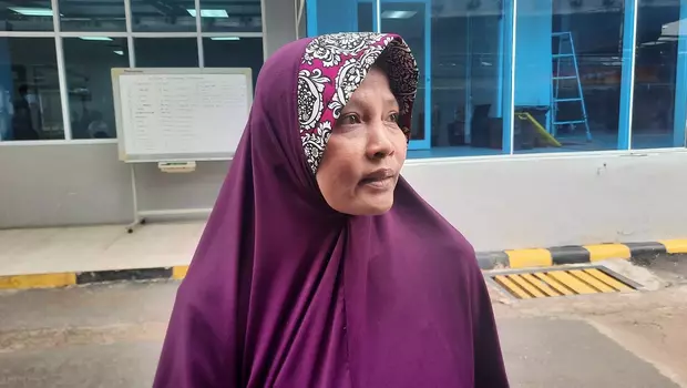 Ibu guru Nurbaiti tengah mencari ketiga muridnya yang hilang usai insiden kebakaran di Depo Pertamina Plumpang, Jakarta Utara, Sabtu 4 Maret 2023.