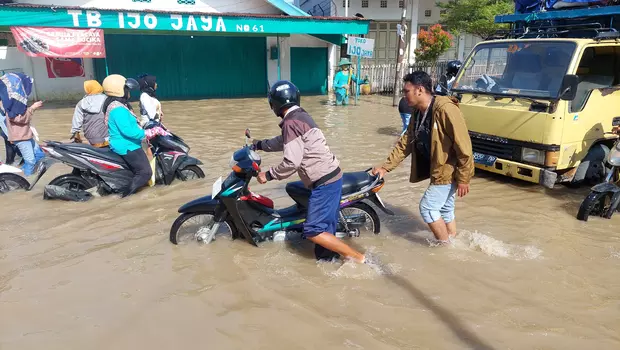 Banjir yang menggenangi Kabupaten Kudus Jawa Tengah terus meluas hingga ke jalan nasional dan jalan provinsi, Sabtu, 4 Maret 2023.