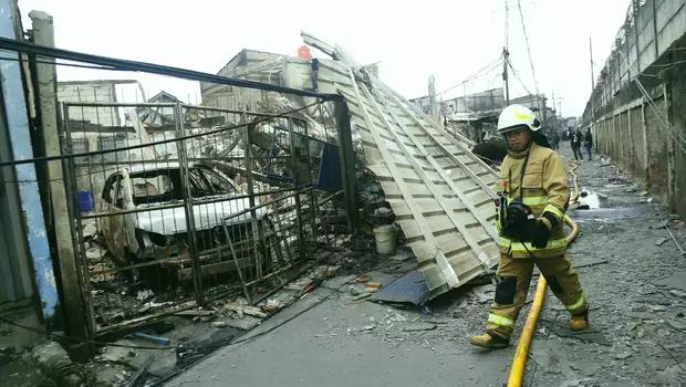 Petugas pemadam kebakaran berjalan di permukiman yang hangus terbakar dan hancur pasca kebakaran pipa penerimaan BBM di Integrated Terminal BBM Jakarta, Plumpang, yang menjalar ke pemukiman warga di Jalan Koramil, Rawa Badak Selatan, Koja, Jakarta, Sabtu 4 Maret 2023.