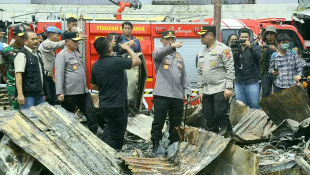 Kapolri Jenderal Pol Listyo Sigit Prabowo (tengah) bersama Kapolda Metro Irjen Pol Fadil Imran, dan Kapolres Metro Jakarta Utara Kombes Pol Gidion Arif Setyawan (kanan) meninjau permukiman penduduk yang hangus terbakar dampak kebarakan Depo Pertamina Plumpang di kawasan Jalan Koramil, Rawa Badak Selatan, Koja, Jakarta, Sabtu 4 Maret 2023. 