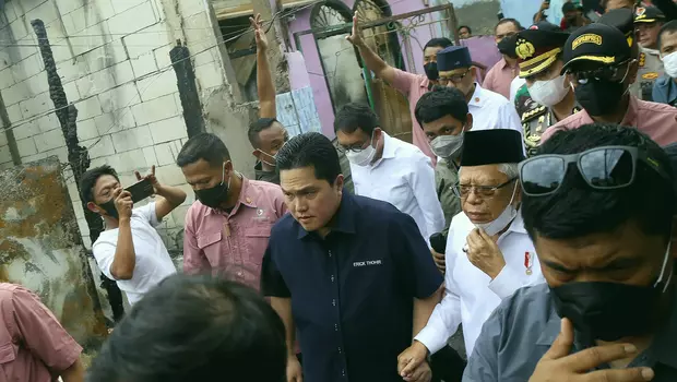 Wapres Ma'ruf Amin (tengah), didampingi Menteri BUMN Erick Thohir meninjau permukiman penduduk yang hangus terbakar dan hancur pasca kebakaran pipa penerimaan BBM di Integrated Terminal BBM Jakarta, Plumpang, yang menjalar ke pemukiman warga di Jalan Koramil, Rawa Badak Selatan, Koja, Jakarta, Sabtu 4 Maret 2023.