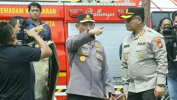 Kapolri Jenderal Pol Listyo Sigit Prabowo (tengah) bersama Kapolda Metro Irjen Pol Fadil Imran, dan Kapolres Metro Jakarta Utara Kombes Pol Gidion Arif Setyawan (kanan) meninjau permukiman penduduk yang hangus terbakar dampak kebarakan Depo Pertamina Plumpang di kawasan Jalan Koramil, Rawa Badak Selatan, Koja, Jakarta, Sabtu 4 Maret 2023.