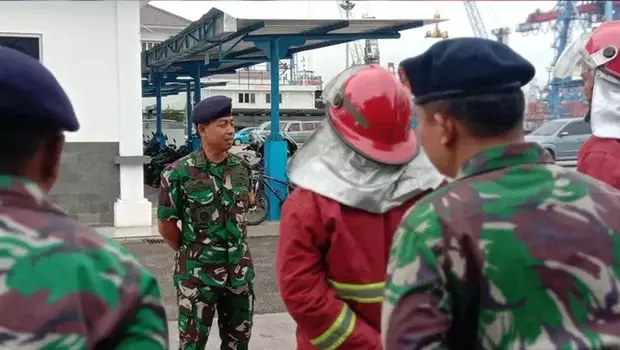 TNI AL menyiapkan personel dan unsur cepat tanggap untuk membantu warga yang menjadi korban kebakaran Depo Pertamina Plumpang.