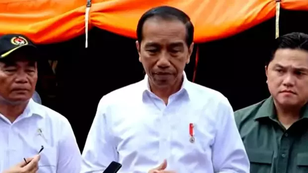 Presiden Jokowi mengunjungi korban kebakaran Depo Pertamina Plumpang, Koja, Jakarta Utara, Minggu (5/3/2023). Presiden didampingi Menko Pembangunan Manusia dan Kebudayaan (PMK) Muhadjir Effendy (kiri) dan Menteri BUMN Erick Thohir.