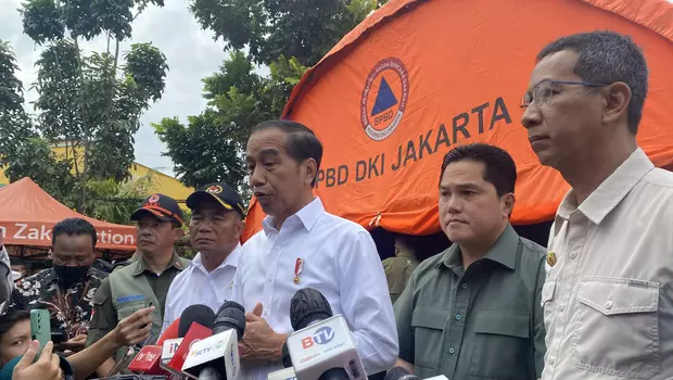 Presiden Joko Widodo memberi ketarangan saat meninjau lokasi kebakaran Depo Pertamina Plumpang, Jakarta Utara, Minggu (5/3/2023).