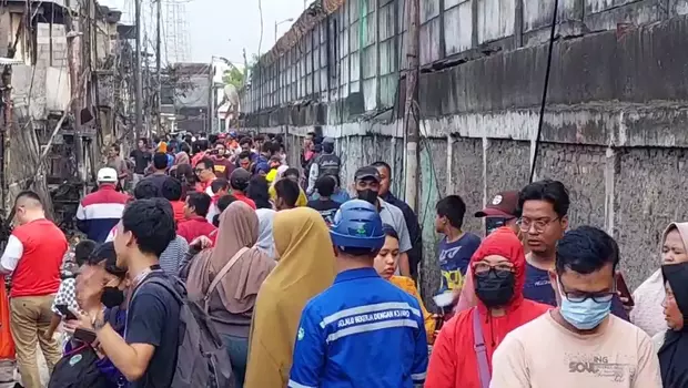 Lokasi kebakaran di permukiman padat samping Depo Pertamina Plumpang, Koja, Jakarta Utara, jadi tempat wisata dadakan. Ratusan warga dari luar kawasan itu berdatangan untuk melihat dan berswafoto, sejak Sabtu (4/3/2023) petang.