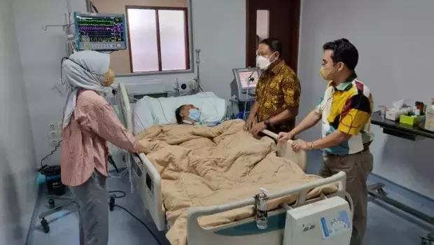 Menpora Zainudin Amali menjenguk mantan Ketua Umum PSSI Letnan Jenderal TNI (HOR) Azwar Anas Datuak Rajo Sulaiman yang sedang dirawat di RSPAD Gatot Soebroto Jakarta, Minggu, 22 Januari. Azwar dirawat di rumah sakit lantaran mengalami gangguan pernapasan. 