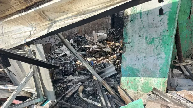 Bangkai motor di rumah warga pasca peristiwa kebakaran Depo Pertamina Plumpang, Jakarta, Minggu (5/3/2023)
