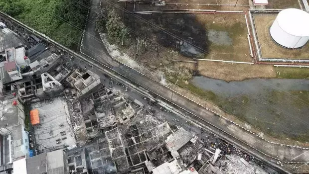 Foto udara permukiman penduduk yang hangus terbakar dampak kebakaran Depo Pertamina Plumpang.