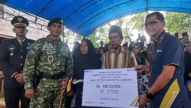 Asabri menyerahkan Santunan Risiko Kematian Khusus (SRKK) Rp 450 juta dan Nilai Tunai Tabungan Asuransi (NTTA) Rp 8.338.000, kepada Kopda (Anumerta) Jumardi, yang merupakan personel Satgas Yonif Raider 303/SSM Divis 1 Kostrad.