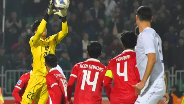 Aksi kiper Timnas U-20 Indonesia, Daffa melakukan penyelamatan ketika menghadapi Uzbekistan di Piala Asia U-20.