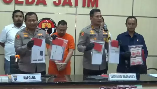 Polda Jawa Timur menggelar konferensi pers terkait Crazy Rich Surabaya, Wahyu Kenzo, yang merupakan founder robot trading Auto Trade Gold (ATG) yang merugikan banyak korban, di Surabaya, Rabu 8 Maret 2023.