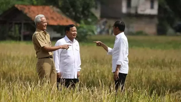 Presiden Jokowi (kanan) bersama Menhan Prabowo Subianto (tengah) dan Gubernur Jateng Ganjar Pranowo di lokasi panen raya padi di Desa Lajer, Kecamatan Ambal, Kabupaten Kebumen, Provinsi Jawa Tengah.