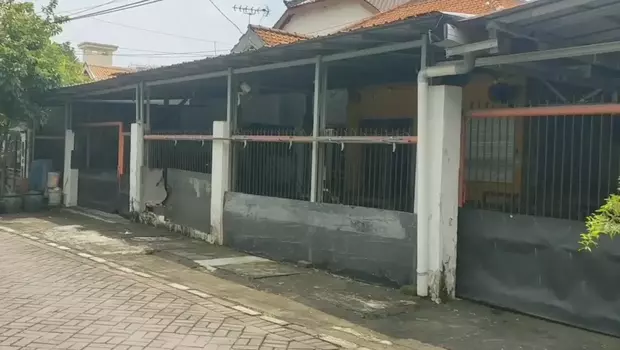 Kantor milik crazy rich Wahyu Kenzo di Surabaya ternyata hanya sebuah warung kopi, Kamis 9 Maret 2023.