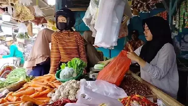 Harga sayur di Pasar Pamanukan, Kabupaten Subang, Jawa Barat, mengalami kenaikan menjelang bulan Ramadan, Jumat, 10 Maret 2023.