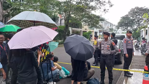 Hujan terpantau turun di lokasi rekonstruksi kasus penganiayaan Mario Dandy Satriyo, kompleks Green Permata, Jakarta, Jumat, 10 Maret 2023.