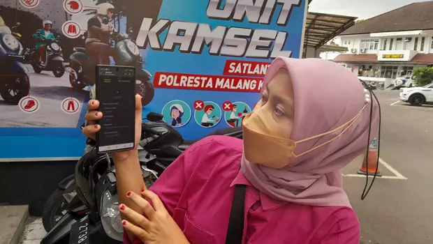 YN (31) warga Kabupaten Malang, Jawa Timur istri pegawai Bank berinisial AY mendatangi Polresta Malang Kota untuk melaporkan kasus robot trading ATG Wahyu Kenzo, Jum'at, 10 Maret 2023.