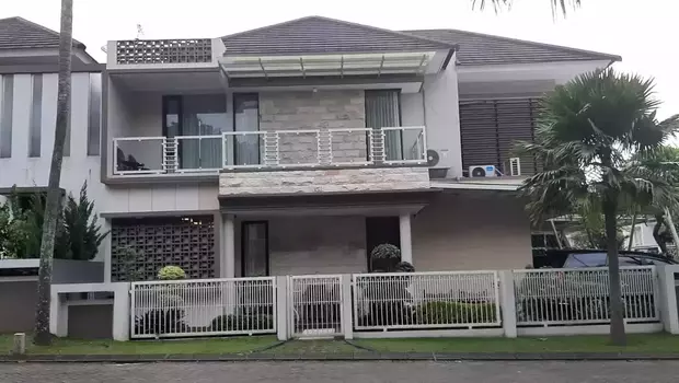 Rumah mewah diduga milik Crazy Rich Surabaya Wahyu Kenzo di Perumahan Permata Jingga.