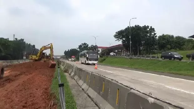 Astra infra tol Cipali, tengah membangun 1 lajur tambahan atau pelebaran lajur ke 3 di ruas jalan tol Cipali, Subang, Jawa barat, Jumat (10/3/2023). pelebaran dilakukan mulai dari Kilometer (KM)72 wilayah Purwakarta hingga Kilometer (KM) 85 wilayah Subang.