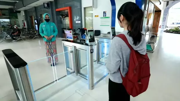 Penumpang memanfaatkan teknologi face recognition boarding gate di Stasiun Surabaya Gubeng, Jawa Timur, Jumat, 10 Maret 2023.
