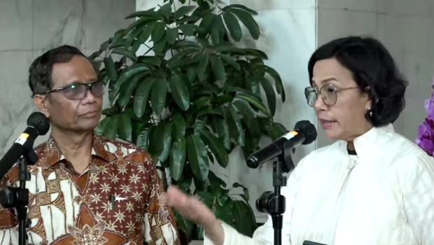 Menko Polhukam Mahfud MD dan Menkeu Sri Mulyani Indrawati memberikan keterangan pers di Jakarta, Sabtu, 11 Maret 2023.