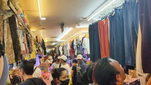Pengunjung memadati Pasar Senen Blok III untuk berburu pakaian bekas, Sabtu, 11 Maret 2023.