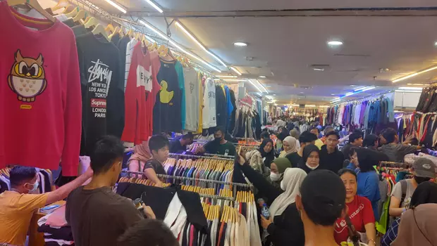 Pengunjung memadati Pasar Senen Blok III, Jakarta Pusat untuk berburu pakaian bekas, Sabtu, 11 Maret 2023. 