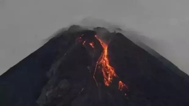 Guguran lava pijar Gunung Merapi terlihat dari Turi, Sleman, D.I Yogyakarta, Jumat, 5 Maret 2023.