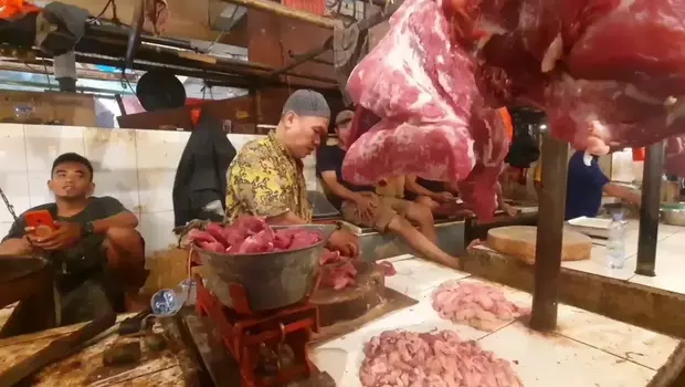 Aktivitas pedagang daging sapi di Pasar Baru Bekasi, Jawa Barat, Sabtu, 11 Maret 2023.