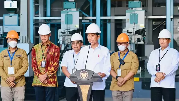 Presiden Joko Widodo atau Jokowi, meresmikan Sentra Penggilingan Padi di Sragen, Jawa Tengah, Sabtu, 11 Maret 2023.