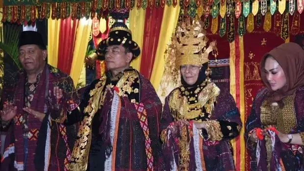 Kepala staf kepresidenan, Jenderal TNI (Purn) Moeldoko bersama istri Ny. Koesni Harningsih (dua dari kanan), 8 Desember 2019.