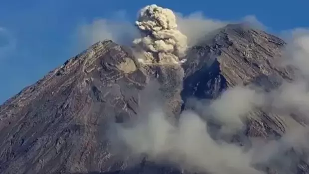 Gunung Semeru di Kabupaten Lumajang, Jawa Timur kembali melontarkan letusan asap pada Minggu, 12 Maret 2023.