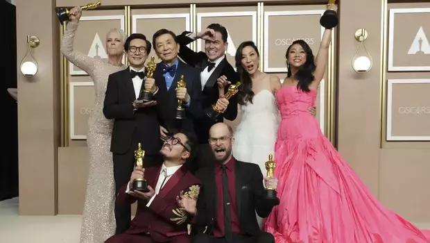 Film “Everything Everywhere All at Once” mendominasi ajang Oscar 2023 dengan meraih tujuh penghargaan di ajang Academy Awards 2023 di Los Angeles.