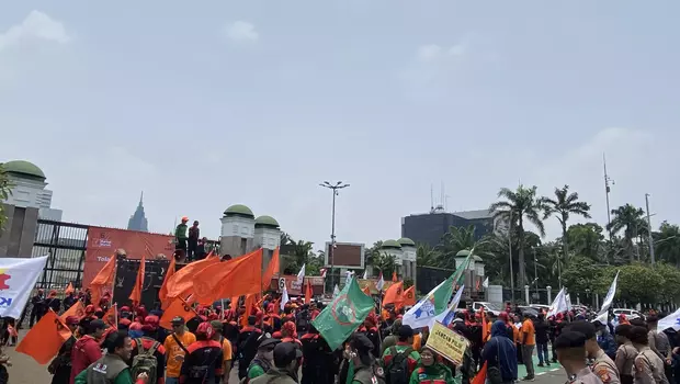 Ribuan buruh menggelar aksi demonstrasi di Depan Gedung Dewan Perwakilan Rakyat (DPR) Senayan, Jakarta, Senin, 13 Maret 2023.