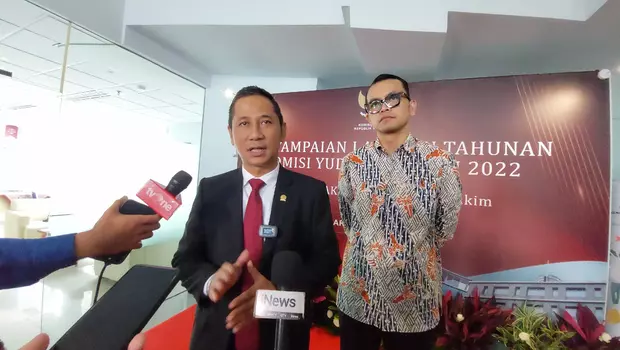 Ketua Komisi Yudisial (KY) Mukti Fajar Nur Dewata dalam konferensi pers laporan tahunan Komisi Yudisial di Gedung Komisi Yudisial, Jakarta, Senin, 13 Maret 2023.