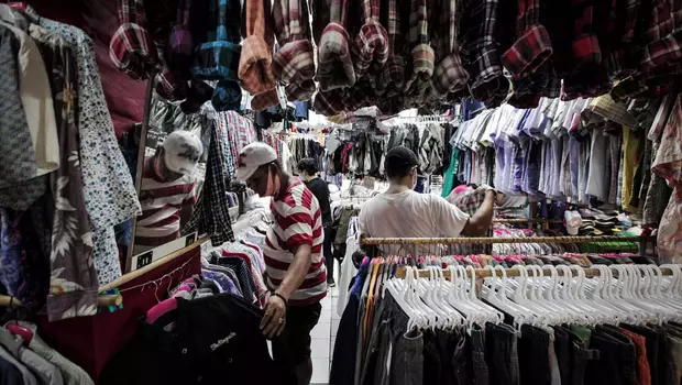 Calon pembeli memilih pakaian bekas yang di jual di Pasar Senen, Jakarta, Kamis 9 Maret 2023.