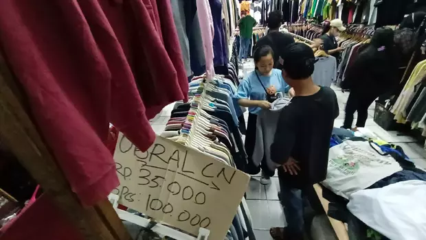 Pengunjung memilih pakaian impor bekas di Pasar Senen, di Jakarta, Senin, 13 Maret 2023.