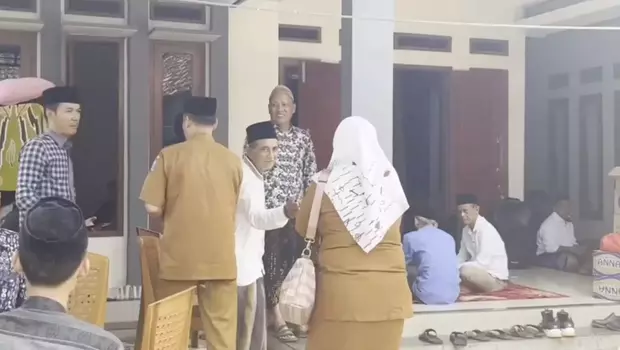 Suasana rumah Kepala Desa (Kades) Curuggoong, Kecamatan Padarincang, Kabupaten Serang Banten, Salamunasir masih diselimuti duka, Selasa (14/3/2023).