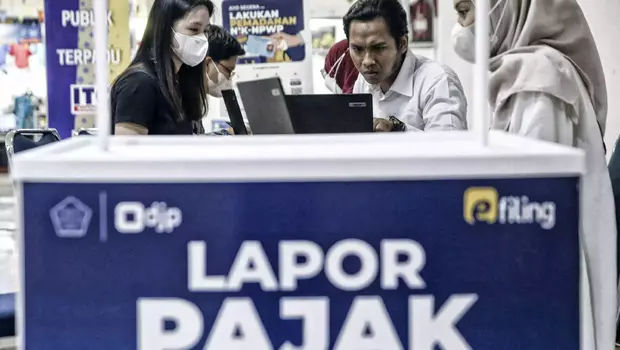 Sejumlah warga wajib pajak melakukan pelaporan pajak di Stand Pojok Pajak di Pusat Perbelanjaan Mall ITC Kuningan, Jakarta, Rabu (15/3/2023).