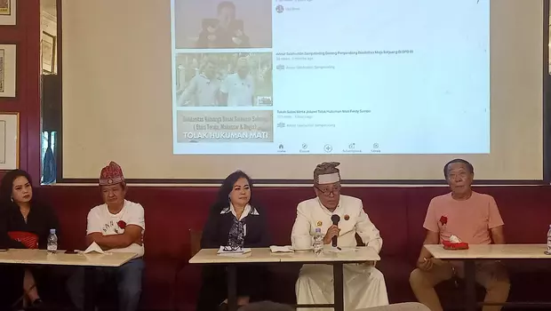 Ketua Yayasan Keturunan Tomanurung Sulawesi Selatan, Annar Salahuddin Sampetoding (kedua dari kanan) saat konferensi di Djakarta Cafe, MH Thamrin, Jakarta Pusat, Rabu, 15 Maret 2023.