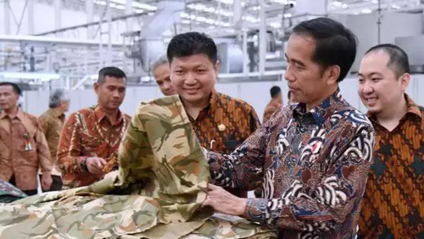 Presiden Jokowi saat meninjau pabrik PT Sri Rejeki Isman Tbk di Kabupaten Sukoharjo, Provinsi Jawa Tengah, Jumat, 21 April 2017. 