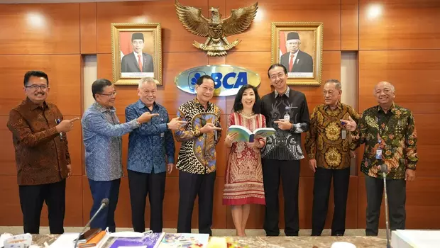 Komisaris dan Direksi BCA berfoto bersama usai Rapat Umum Pemegang Saham Tahunan (RUPST) Tahun Buku 2022 di Jakarta, Kamis, 16 Maret 2023