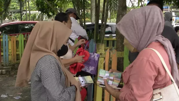 Warga Balikpapan mengantre untuk menukarkan uang baru di mobil penukaran uang Bank Indonesia, di Pasar Klandasan, Balikpapan, Selasa, 21 Maret 2023.