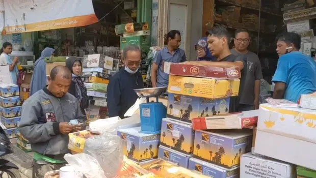 Sejumlah warga mengantre untuk membeli kurma di sentra oleh-oleh haji dan umrah, Jalan Panjunan, Kota Cirebon, Jawa Barat, Jumat, 24 Maret 2023.