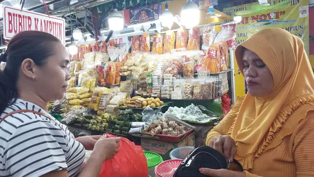 Omzet Turun 50 Persen, Pedagang <em>Street Food</em> Kramat Raya Keluhkan Hal Ini