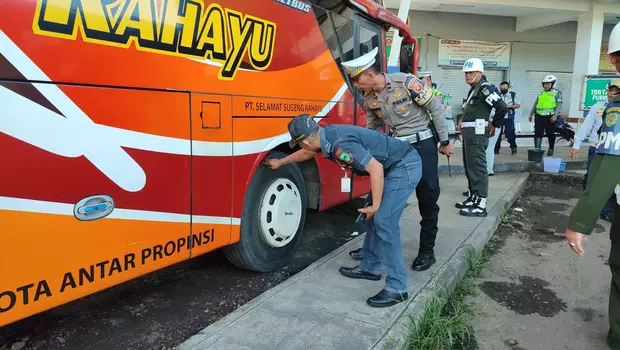 Tak Semua Bus Angkutan Lebaran di Terminal Kertawangunan Lolos Uji Kelaikan