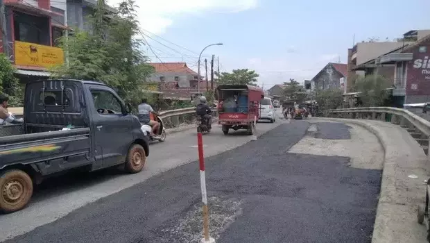 Perbaikan jalan di Jembatan Juwana yang lama di Kabupaten Pati, Jawa Tengah, untuk menyambut pemudik Lebaran, Sabtu 15 April 2023. 