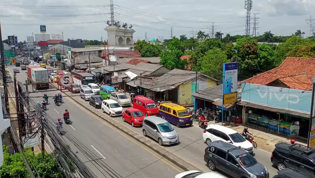 Pasar Tumpah Sebabkan Titik Macet di Jalur Tangerang-Merak