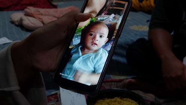 Ibu bayi hilang Dinda Putri Fitriani tunjukan foto anaknya, Mazaya&nbsp;Keyra El Naur,&nbsp;yang berusia 3 bulan di Kampung Kauman, Kelurahan Pati Kidul, Kecamatan Kota, Kabupaten Pati, Jawa Tengah, Selasa 2 Mei 2023